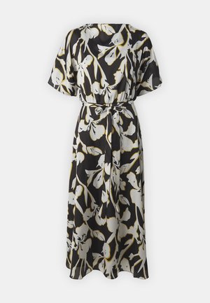 Melna kleita ar baltām un zeltītām ziedu rakstām, īsām piedurknēm, savilktu jostasvietu ar saišu, un plūstošu siluetu.