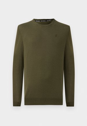 Oliwkowy sweter dzianinowy z długimi rękawami, okrągłym dekoltem i ściągaczami. Subtelny detal z logo na piersi. Miękka tekstura i standardowy krój.