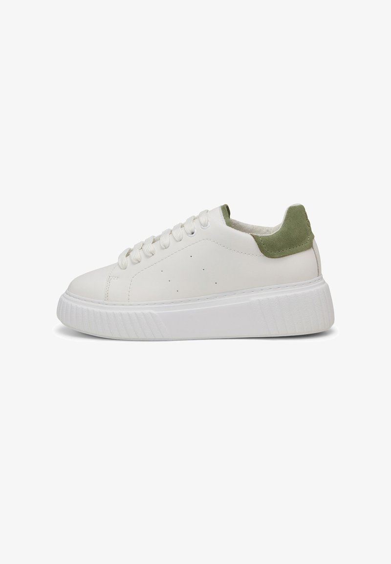 Sneaker bianco basso con suola spessa, chiusura frontale con lacci e linguetta in camoscio verde sul tallone, mostrato di profilo su sfondo bianco.