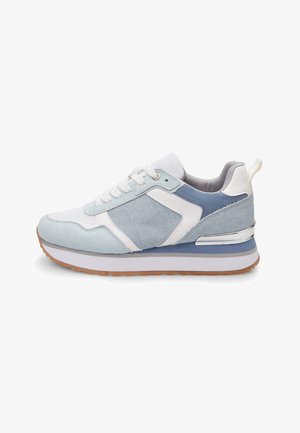 Sneaker azzurro chiaro e bianco con pannelli in tessuto e scamosciato, una suola intermedia texture e un accento metallico sul tallone. Suola in gomma.