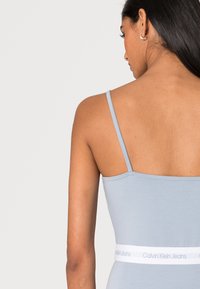 Calvin Klein Jeans LOGO TAPE STRAPPY DRESS - Vestido de malha - silver sky