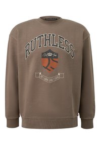 Brązowa bluza z napisem "RUTHLESS", grafiką tarczy z motywem koszykówki oraz banerem z napisem "CZY WYGLĄDAM NA KOGOŚ, KOGO TO OBCHODZI". Ściągacze na rękawach i u dołu.