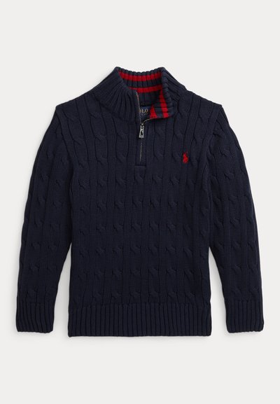 Marineblauer Zopfpullover mit Viertel-Reißverschluss, gerippten Bündchen und Saum, roten Innenkragen-Streifen und kleinem roten Sticklogo auf der Brust.