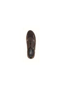 Sneaker en daim marron avec fermeture à lacets, fermeture éclair sur le côté et semelle texturée. Présente un logo sur la semelle intérieure et des accents de couture contrastants.