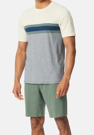 Korte mouwen T-shirt in crème, grijs en strepen van donkergroen en marineblauw. Gecombineerd met groene korte broek. Van katoenmix, casual fit, ronde halsontwerp.