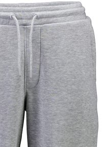 Grå joggingbukser lavet af blødt stof, med elastisk talje og snore, sidelommer og en afslappet pasform.