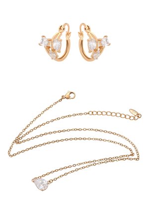 Arany karika fülbevalók átlátszó drágakövekkel és hozzáillő arany lánc nyaklánc egyetlen körte alakú átlátszó drágakő medállal.