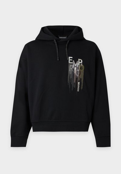 Sweat à capuche noir avec cordons à l’avant et texte vertical multicolore « "EMPORIO ARMANI" » sur la poitrine gauche.