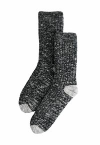 Schwarze und graue gestrickte Socken mit gerippter Textur und hellgrauen Akzenten an Zehen und Ferse. Bequemes, dickes Material für Wärme.