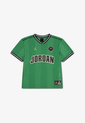 Camiseta deportiva verde de manga corta con ribete negro y blanco, texto "JORDAN", logotipo Jumpman dorado y emblema circular de baloncesto en el pecho.