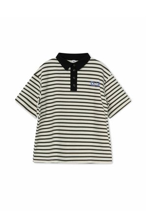 Hvid polo i kortærmet med tynde sorte vandrette striber, sort krave, knaplukning og lille blåt logo på brystet.