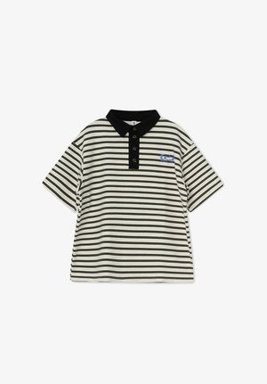 Hvid polo i kortærmet med tynde sorte vandrette striber, sort krave, knaplukning og lille blåt logo på brystet.