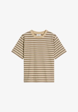 T-shirt à manches courtes à rayures horizontales beige et marron avec un col rond, présenté sur un fond blanc.