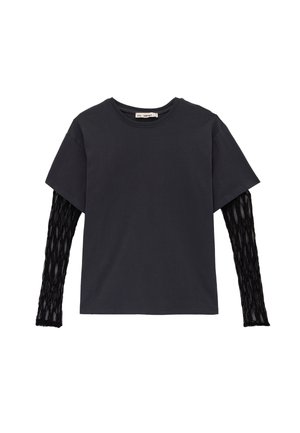 Camiseta negra de manga corta superpuesta sobre mangas largas de red negra con cuello redondo sobre fondo blanco.