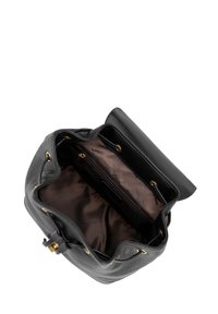 Sac à main en cuir texturé noir avec quincaillerie dorée. L'intérieur présente une doublure brune, une poche zippée et un design à compartiment ouvert.