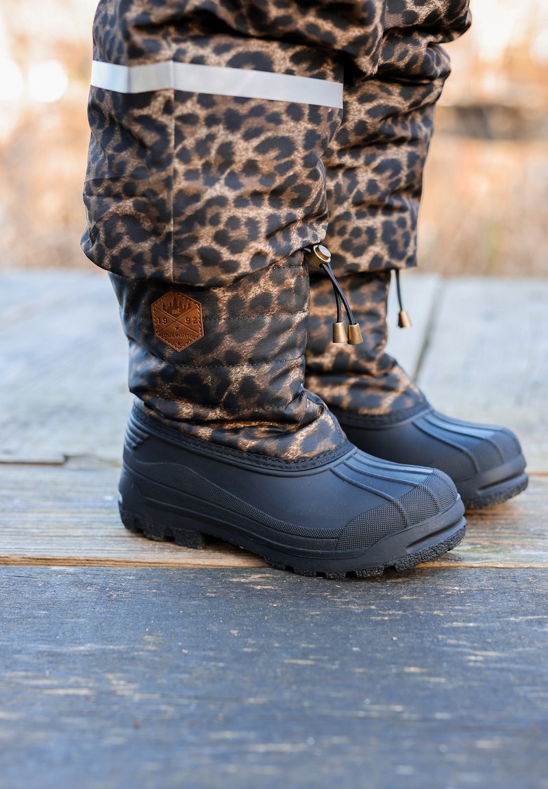 Bottes résistantes aux intempéries à imprimé léopard avec une semelle en caoutchouc noire, présentant une surface texturée et un cordon de serrage ajustable avec des accents dorés.