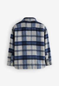 Marmora flanelene krekls ar pelēkām, zilām un gaiši zilām krāsām. Tam ir apkakle, pogu aproces un brīva piegriezuma forma ar redzamām Šuvju detaļām.