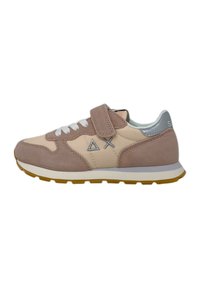 Sneaker con un upper in suede rosa e crema, lacci bianchi e una fascia in velcro. Presenta un tacco metallico argento e una suola in gomma gialla.