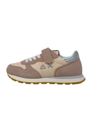Sneaker con un upper in suede rosa e crema, lacci bianchi e una fascia in velcro. Presenta un tacco metallico argento e una suola in gomma gialla.