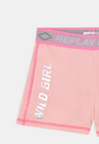 Rosa Baumwollshorts mit einem grauen Bund, der "REPLAY" und einen glänzenden "WILD GIRL" Aufdruck auf der linken Seite zeigt. Kontrastnähten.