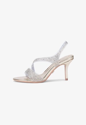 Helderhakken sandaal met een glinsterende strik versierd met rhinestones, transparante bovenkant, gouden accenten en een slanke stiletto hak.