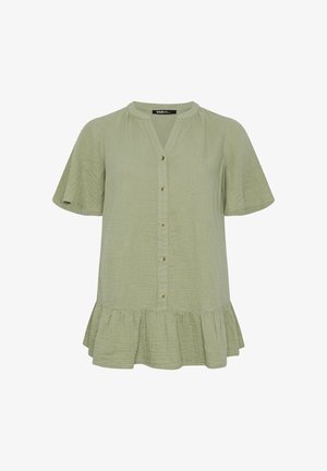 Jasnozielona bluzka z krótkim rękawem, okrągłym dekoltem, zapięciem na guziki z przodu oraz falbanką u dołu, wykonana z fakturowanej tkaniny.