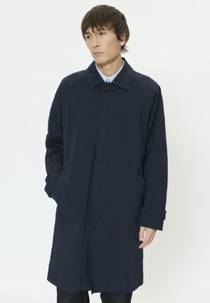 Tmavomodrý dlhý kabát vyrobený z hladkej látky, so zapínaním na jeden gombík, bočnými vreckami a priamym strihom. Čistý, moderný dizajn.