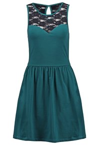 Robe sans manches bleu sarcelle avec jupe froncée, encolure en cœur et empiècement en dentelle noire avec détail dos en trou de serrure.