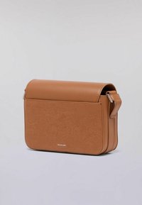 Braune Leder-Crossbody-Tasche mit Klappenverschluss und verstellbarem Trageriemen, vor einem einfarbigen hellgrauen Hintergrund.