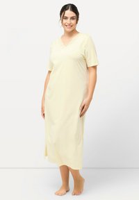 Ulla Popken LOCHSTICKEREI V-AUSSCHNITT HALBARM - Nattlinne - light yellow