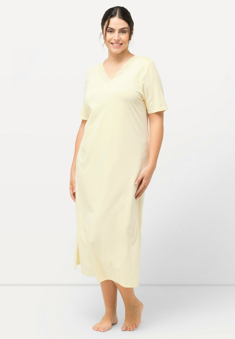 Ulla Popken LOCHSTICKEREI V-AUSSCHNITT HALBARM - Nattlinne - light yellow