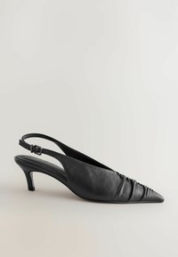Schwarze Leder-Slingback-Absätze mit spitzem Fuß und gerafftem Material auf dem Blatt. Sie verfügen über einen schlanken Absatz und einen verstellbaren Knöchelriemen.