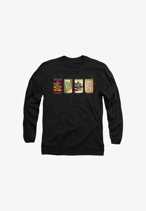 Schwarzes Langarmshirt mit vier bunten Vintage-Limonade-Dosen, die Text in verschiedenen Farben, darunter Rot, Creme und Aqua, zeigen.