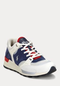 Herrskor i sneakerstil med blå mocka och vit syntetisk överdel, röda accenter, nätunga, vita snören och texturerad svart yttersula. Polo-logotyp på sidan.