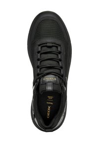 Sneaker nera con tomaia in rete testurizzata, punta arrotondata, lacci e soletta imbottita. Presenta dettagli del marchio in oro.