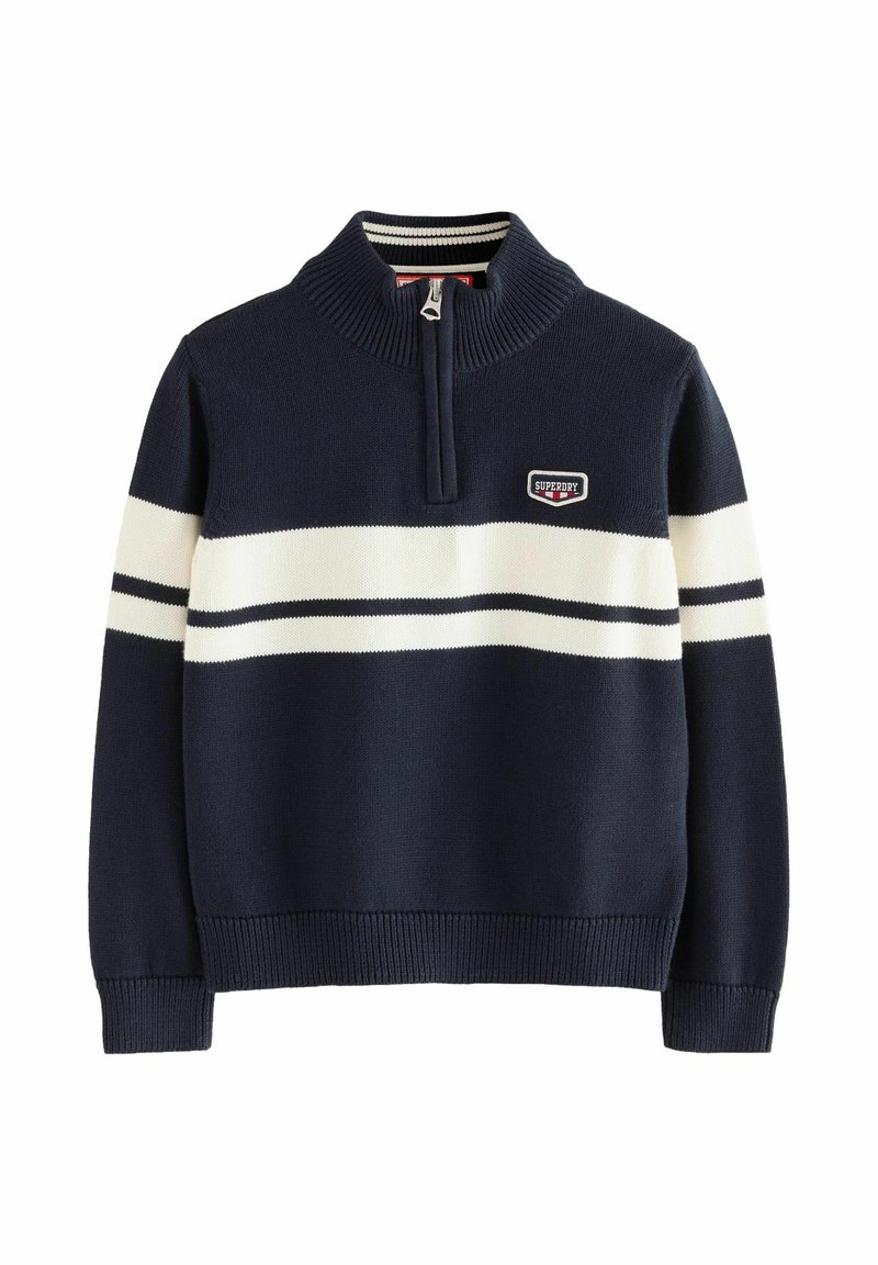 Dunkelblauer Strickpullover mit weißen horizontalen Streifen, halb durchgehender Reißverschluss am Kragen und einem kleinen Superdry-Logo-Patch auf der Brust.