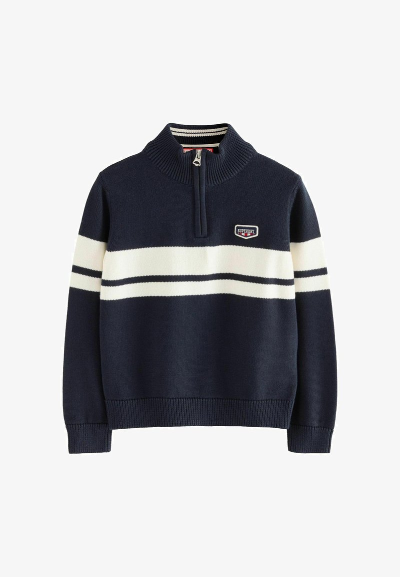 Dunkelblauer Strickpullover mit weißen horizontalen Streifen, halb durchgehender Reißverschluss am Kragen und einem kleinen Superdry-Logo-Patch auf der Brust.