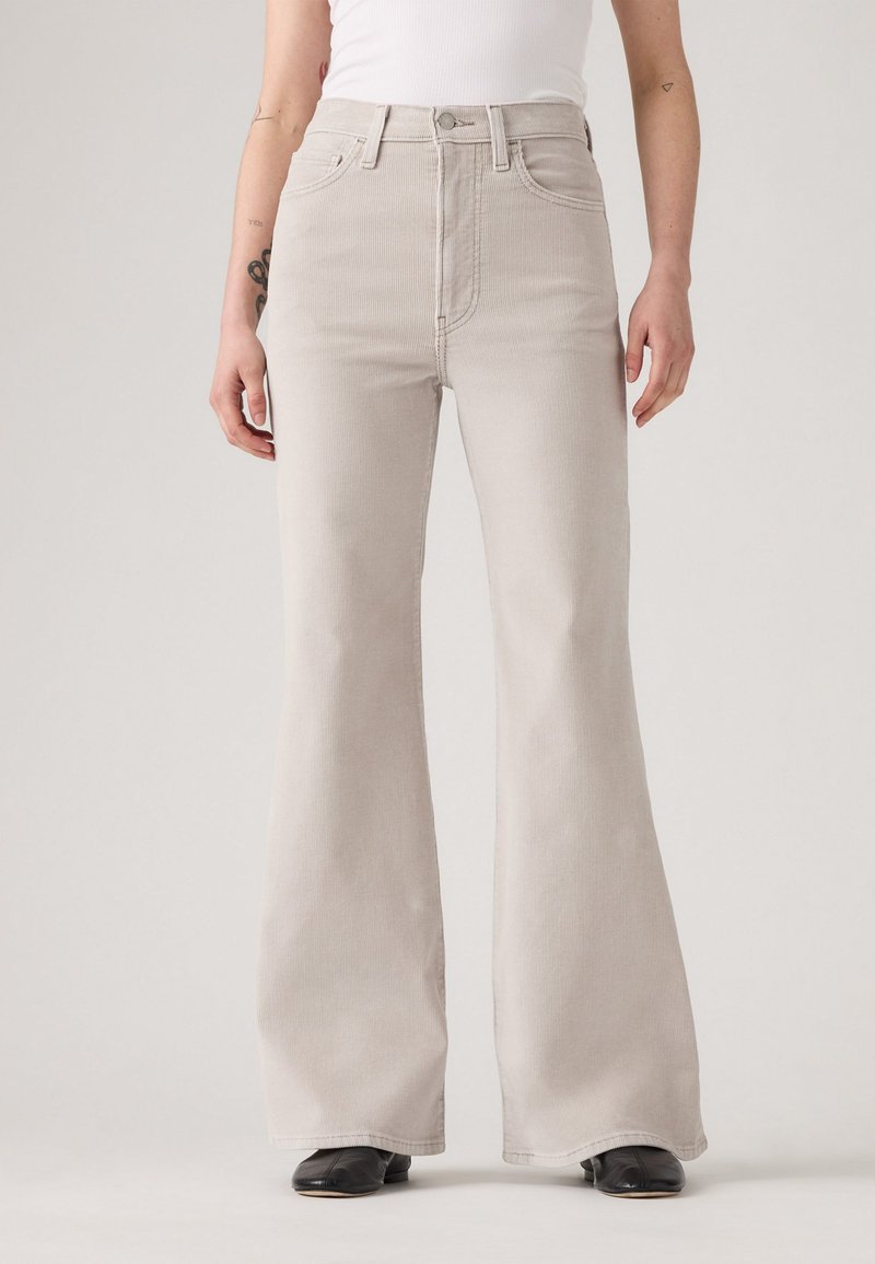Jeans de corte flared em cinza claro, feitos de uma mistura de algodão, com uma cintura alta, bolsos frontais e uma textura suave com um brilho subtil.