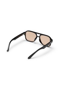 Γυαλιά ηλίου με μαύρο πλαίσιο, ορθογώνιους φακούς με κεχριμπαρένια απόχρωση, ελαφρώς κυρτές πλευρικές βέργες και μια λεπτομέρεια κοψίματος στη γέφυρα.