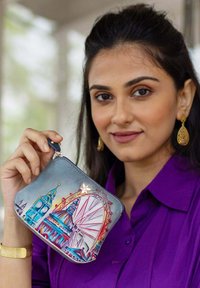 Leren muntenportemonnee met kleurrijke illustraties van iconische Londen bezienswaardigheden. Ritsafsluiting met een blauwe trekker en subtiele gouden hardware accenten.