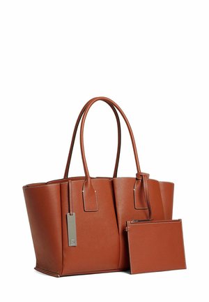 Sac en cuir marron avec deux poignées courtes, de forme rectangulaire, avec des coutures contrastées et une pochette assortie amovible.