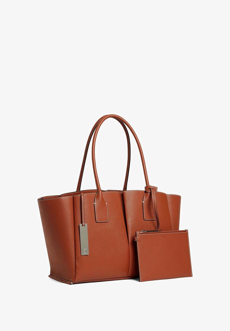 Sac en cuir marron avec deux poignées courtes, de forme rectangulaire, avec des coutures contrastées et une pochette assortie amovible.