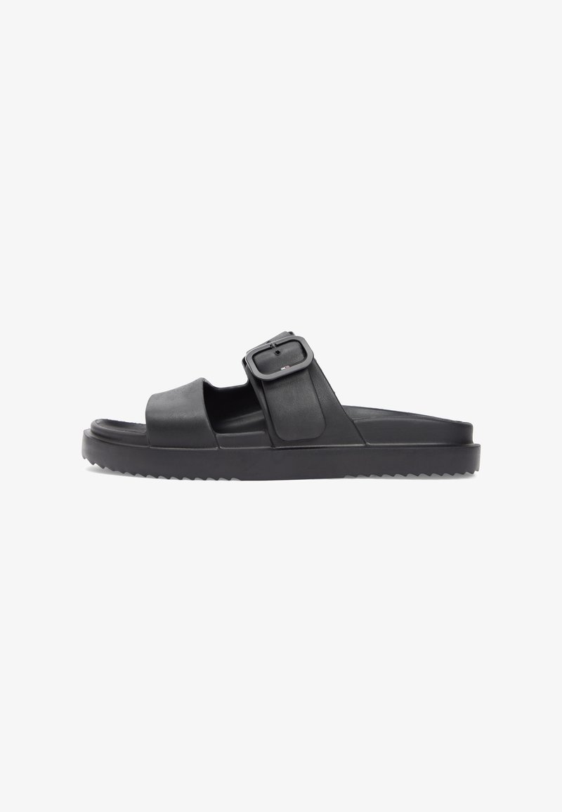 Μαύρο σανδάλι με φαρδιά λουρί και ρυθμιζόμενο πόρπη, με υφή στο πέλμα και χοντρή, με αυλάκια σόλα για καλύτερη πρόσφυση.