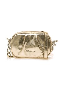 Bolso de mano metálico dorado con superficie texturizada, cierre de cremallera, cadena para el hombro y detalles fruncidos en la parte frontal. Diseño rectangular compacto.