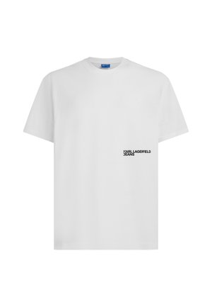 Λευκό κοντομάνικο μπλουζάκι με στρογγυλή λαιμόκοψη και μικρό μαύρο κείμενο «KARL LAGERFELD JEANS» στο κάτω αριστερό μέρος μπροστά.