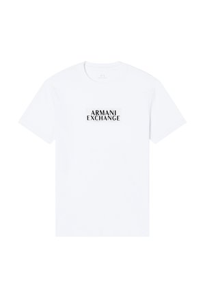 Maglietta bianca in cotone con maniche corte, con un logo rettangolare nero che reca la scritta "ARMANI EXCHANGE" in lettere maiuscole e grassetto.