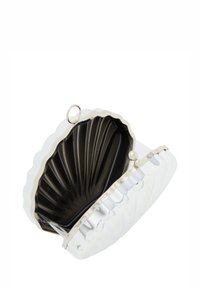 Fehér kagylóformájú clutch táska fényes ezüst csattal, textúrált fekete belső résszel és fodros széllel.