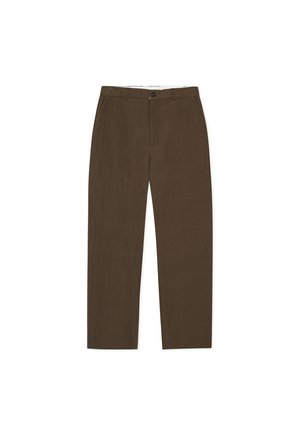 Pantalon marron à jambes droites avec passants de ceinture, bouton à l'avant et poches latérales, présenté sur fond blanc.