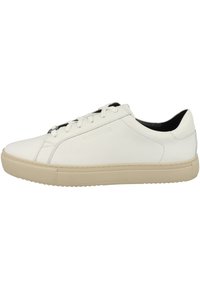 Sneaker bianca in pelle con punta rotonda, suola piatta in gomma beige e design minimalista, dotata di interno nero e chiusura con lacci.