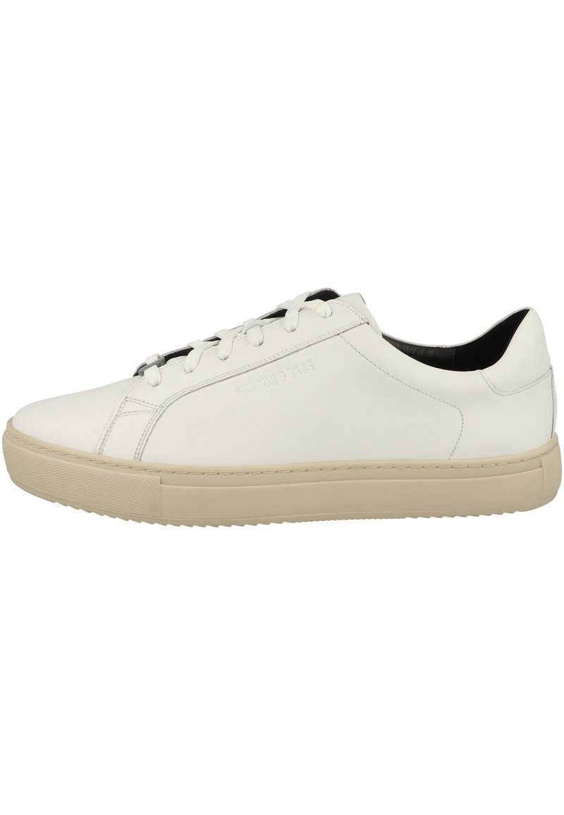 Sneaker bianca in pelle con punta rotonda, suola piatta in gomma beige e design minimalista, dotata di interno nero e chiusura con lacci.